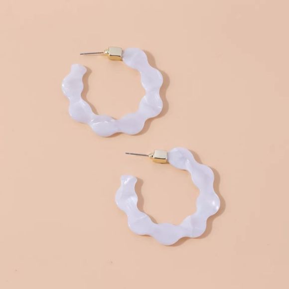 Pearlescent Wavy Resin Hoop Earrings by BaubleBar - Picture 6 of 7